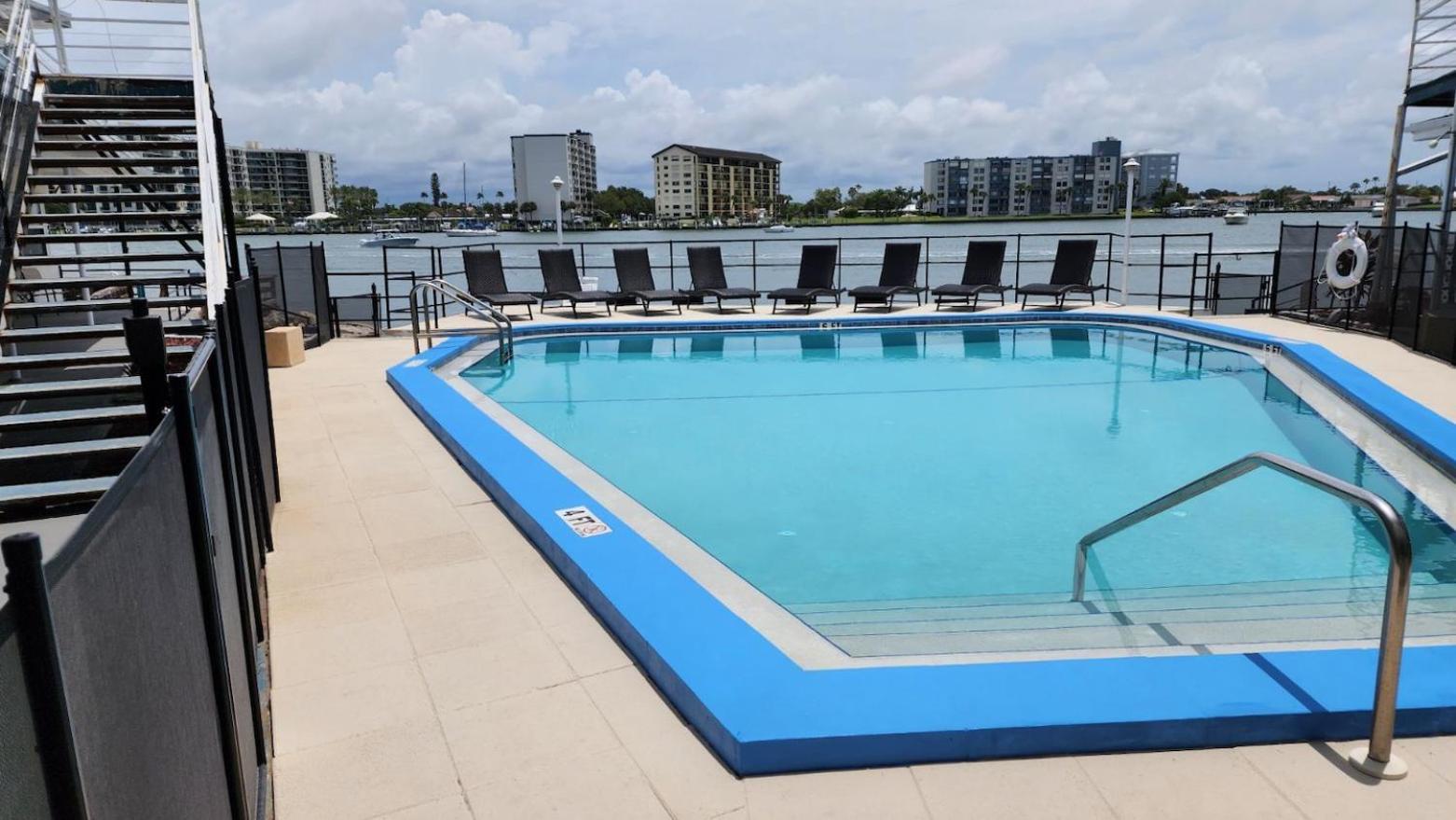 By The Beach Rentals Clearwater Beach Exterior photo